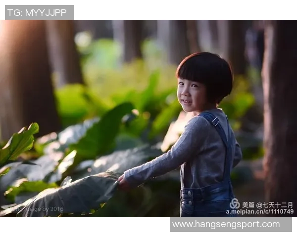 一年级小朋友的足球梦想与快乐画卷展现童年无忧无虑的运动时光